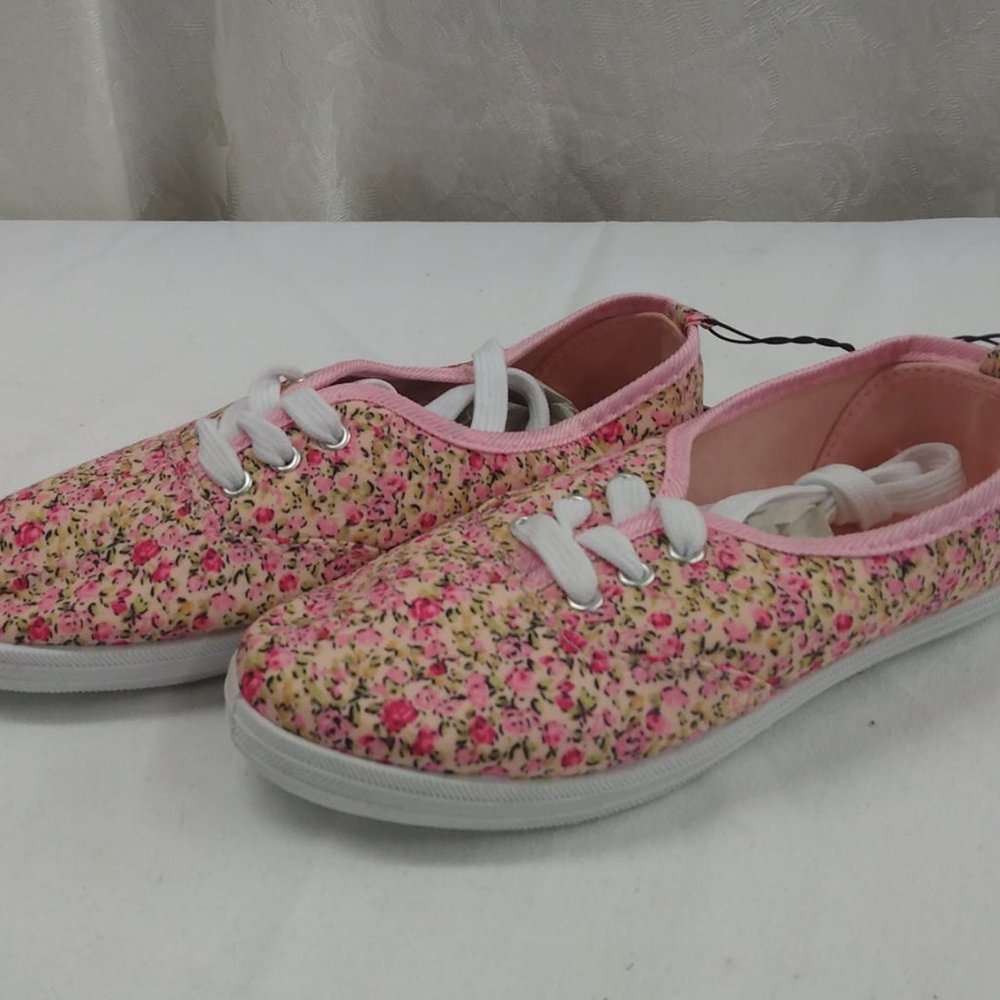 NWT Size 4 Girls Delia Girl Floral Patterned Sneakers